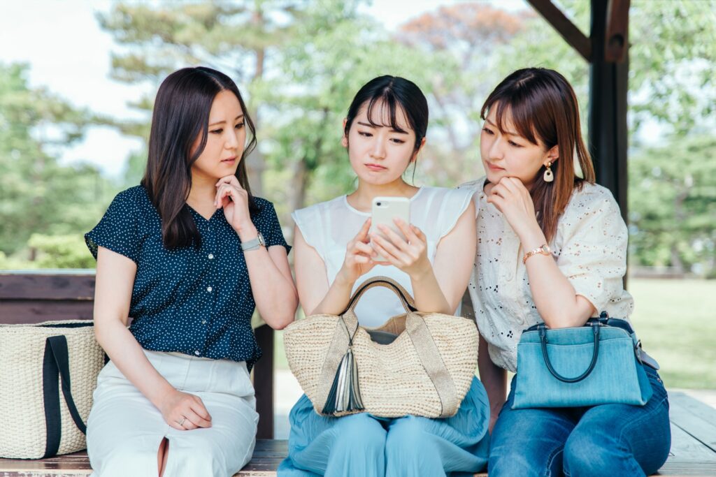 スマホを使う女性たち