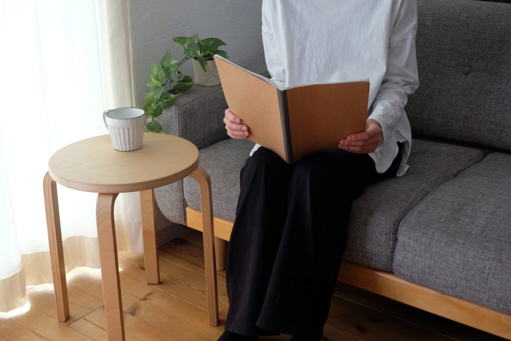 本を読む女性