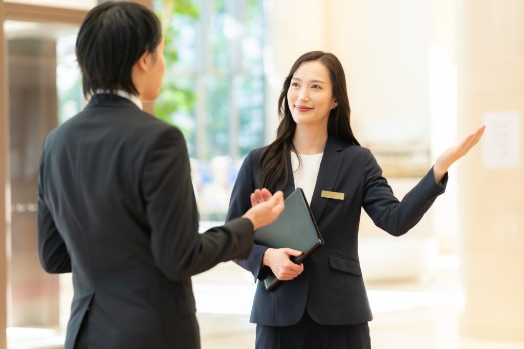 お客を案内するホテルマンの女性