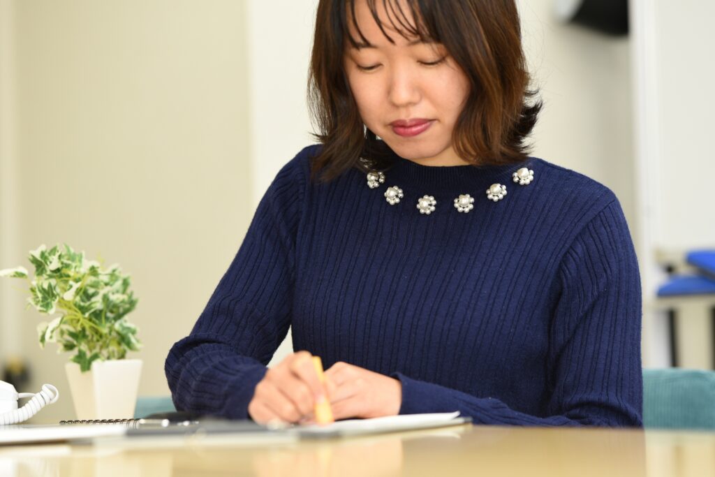 判子を押す女性