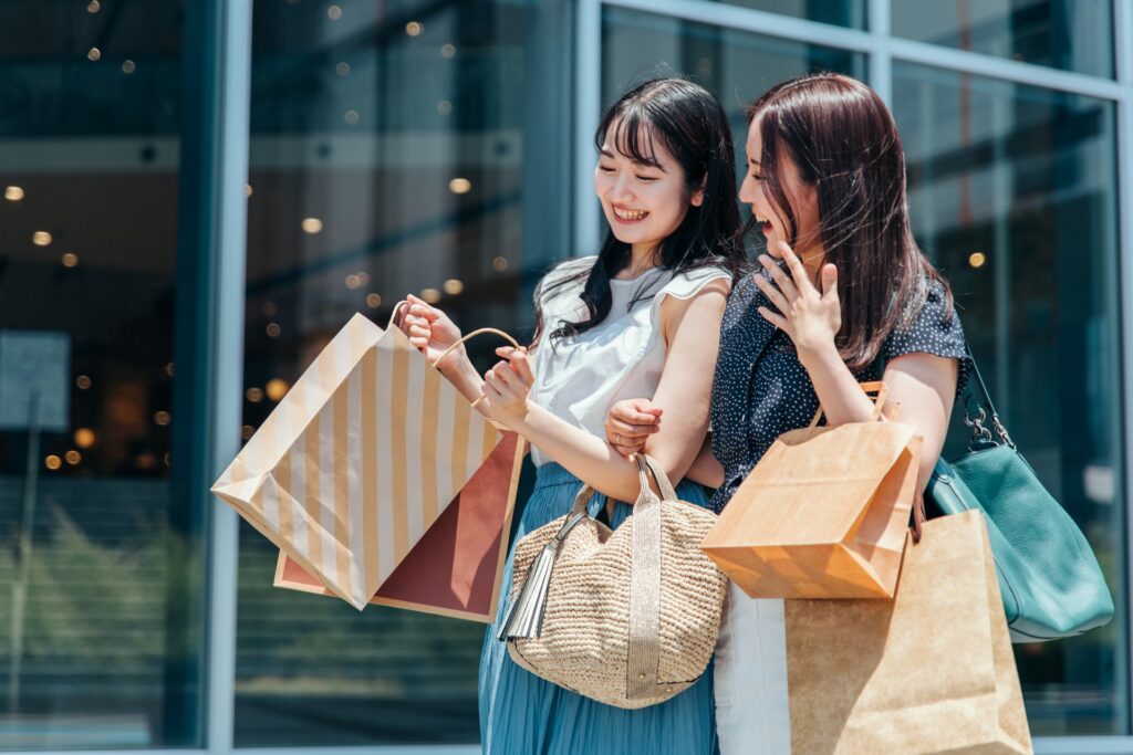 ショッピングを楽しむ女性たち