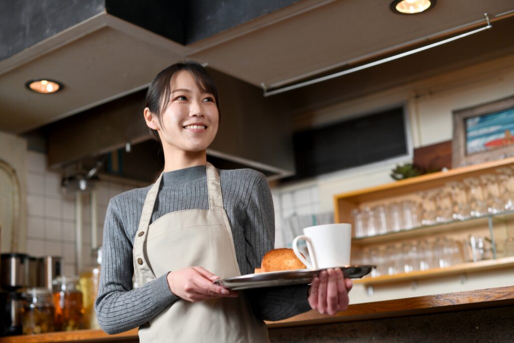 飲食店で働く配膳中の店員