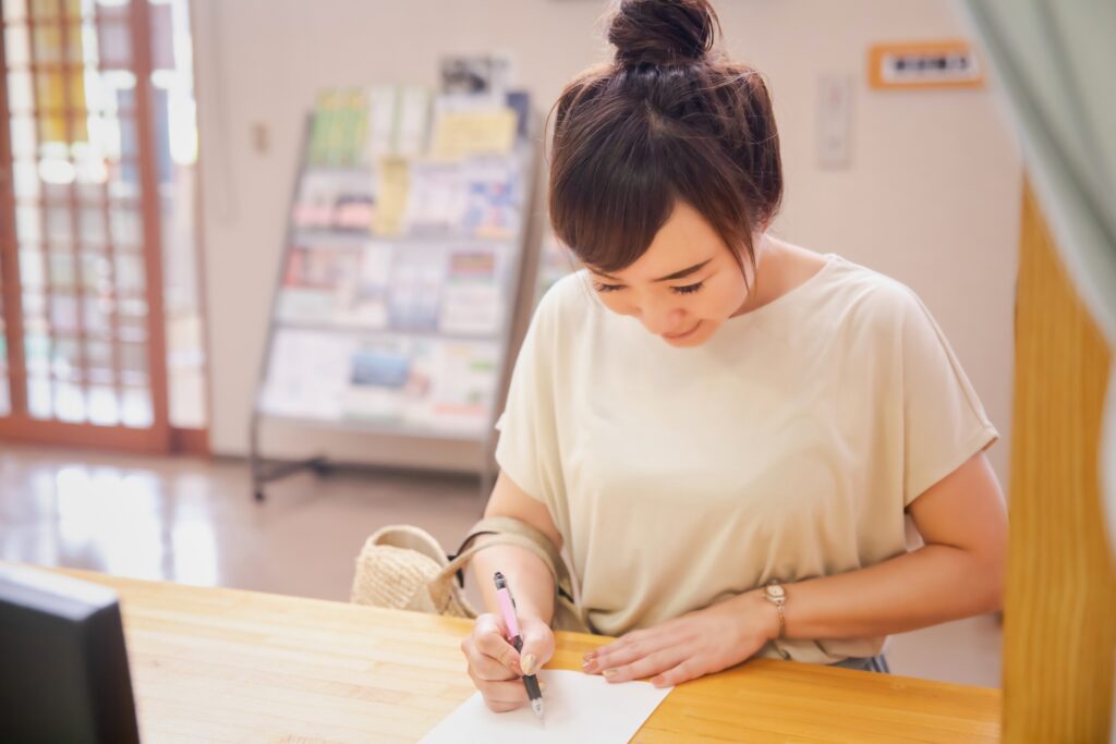 何か書き込む女性