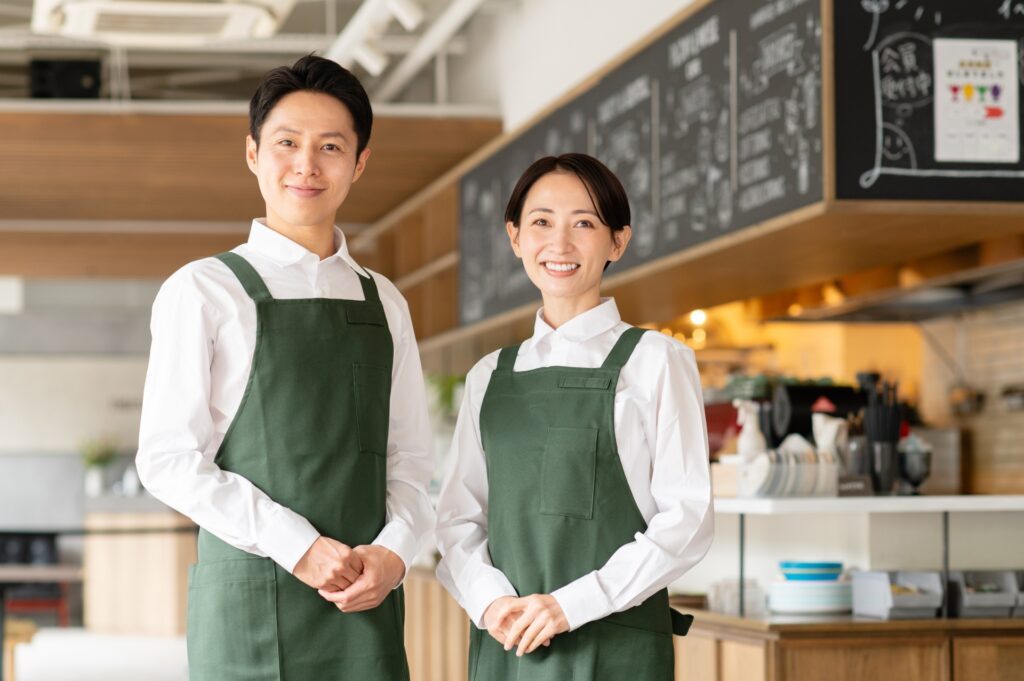 カフェで働くミドルの男女