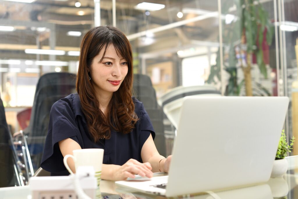 カフェでパソコン作業する女性