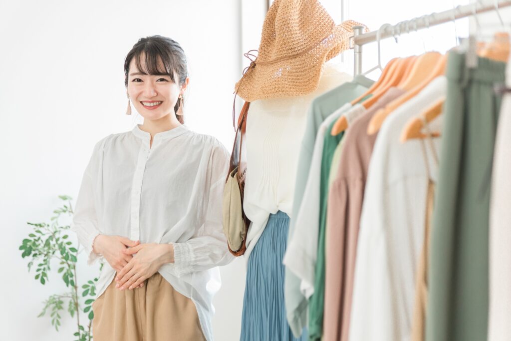 たくさんの洋服と若い女性