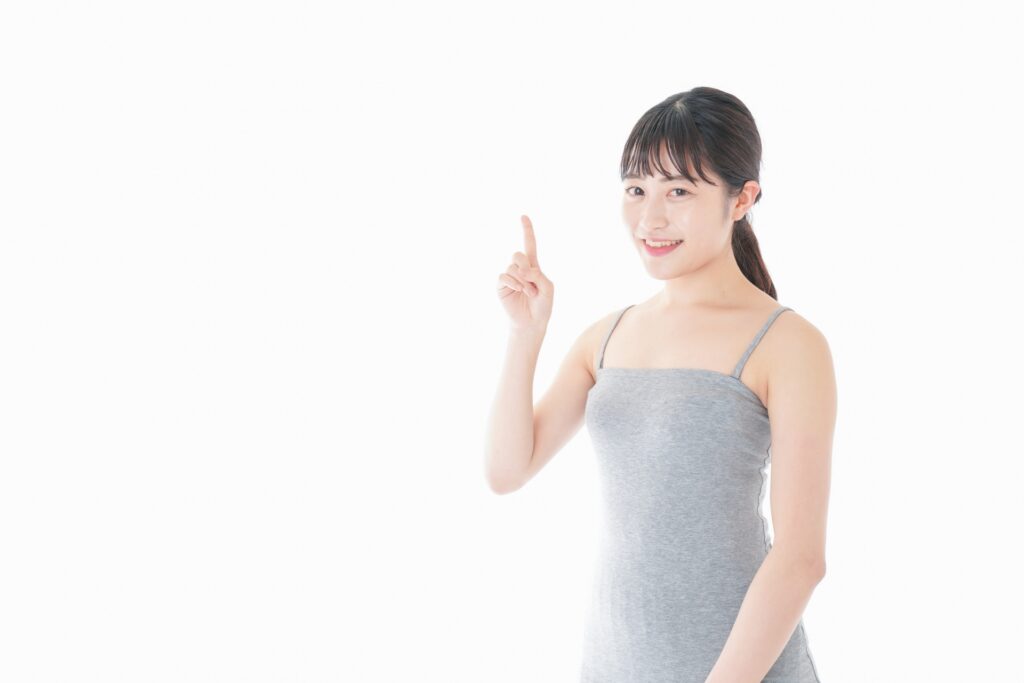 指を立てる女性