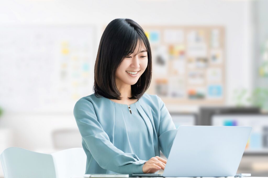 パソコンを操作する女性