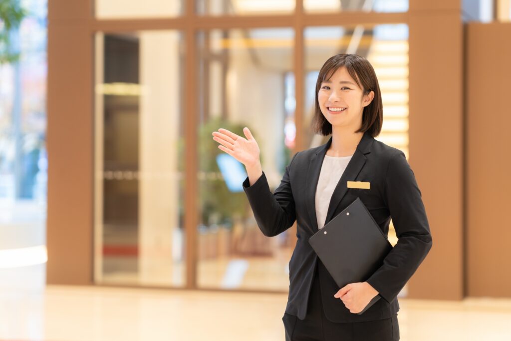 コンシェルジュの若い女性