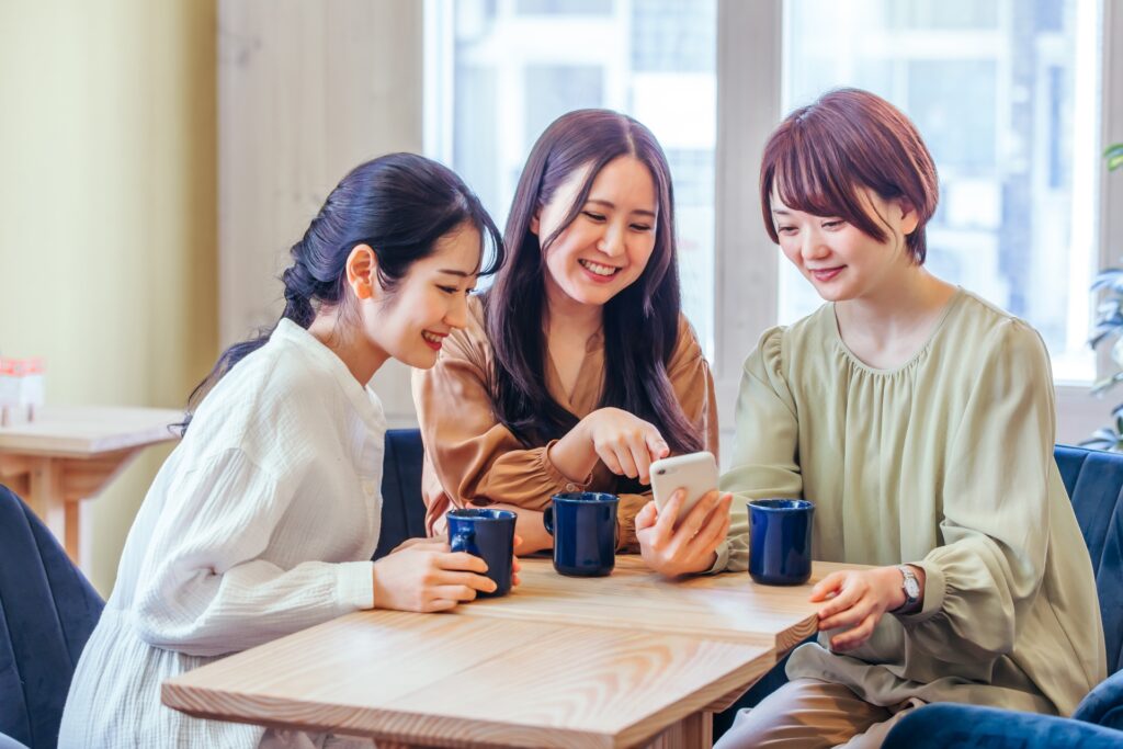 女子会でスマホを見る女性たち