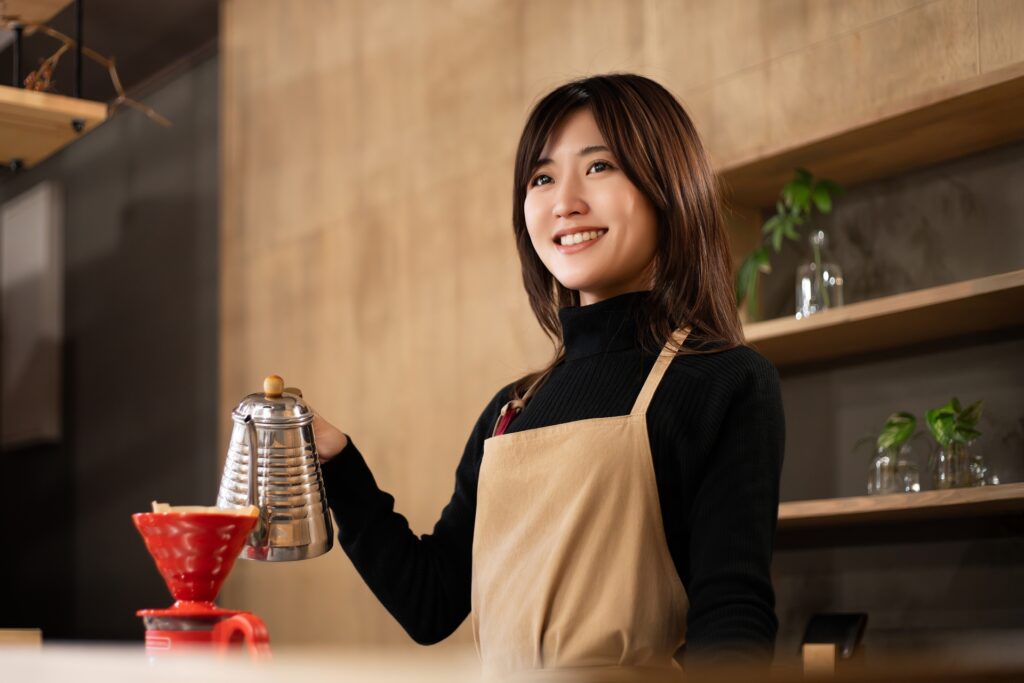 コーヒーを淹れる女性