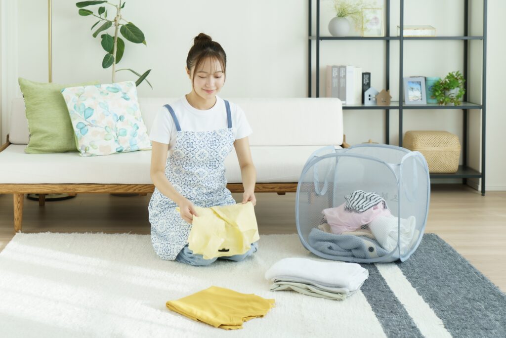 スマホで悩むミドルの女性