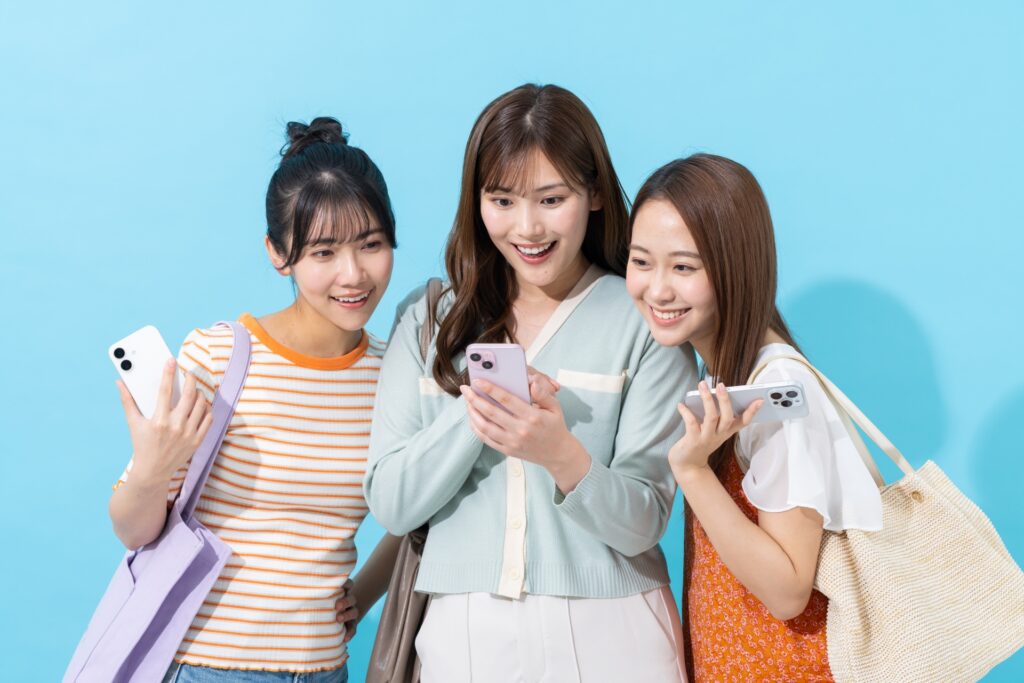 スマホを見る若い女性