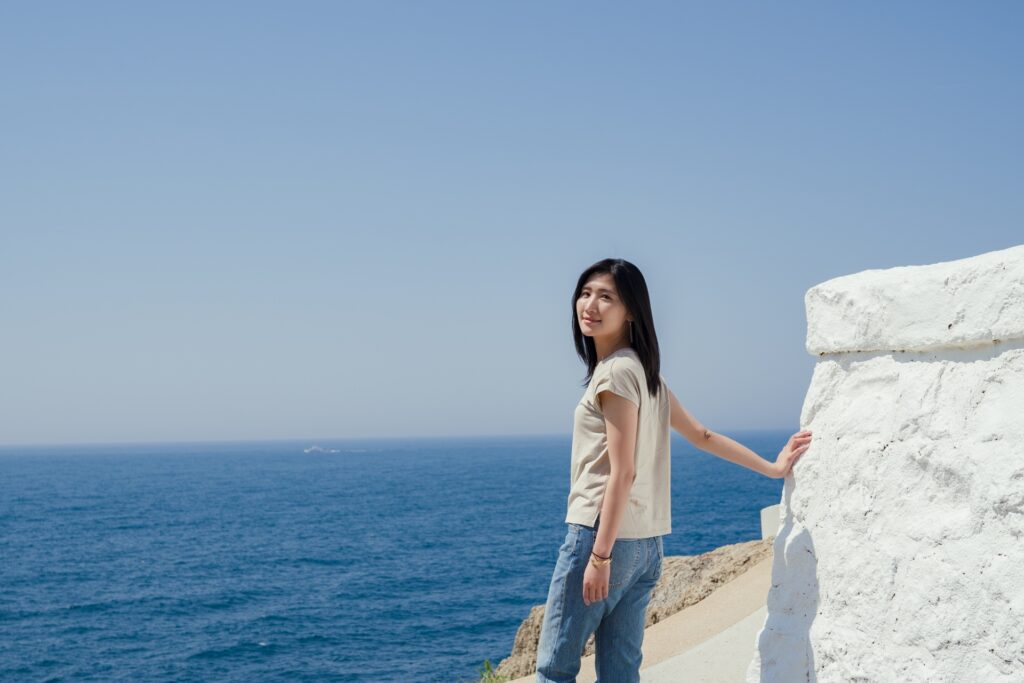 海を散歩する女性