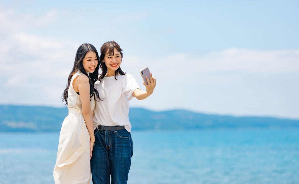 海で自撮りをする女性たち