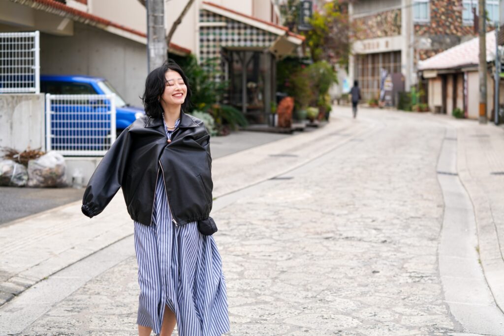 沖縄で自由な生き方をする女性移住者