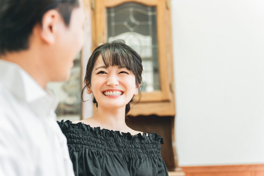 結婚相談所・結婚式場で男性と話す女性