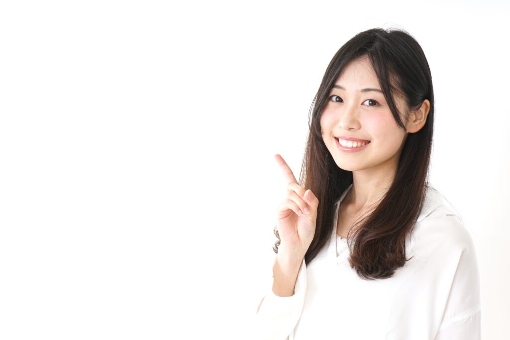 ポイントを指差す若い女性