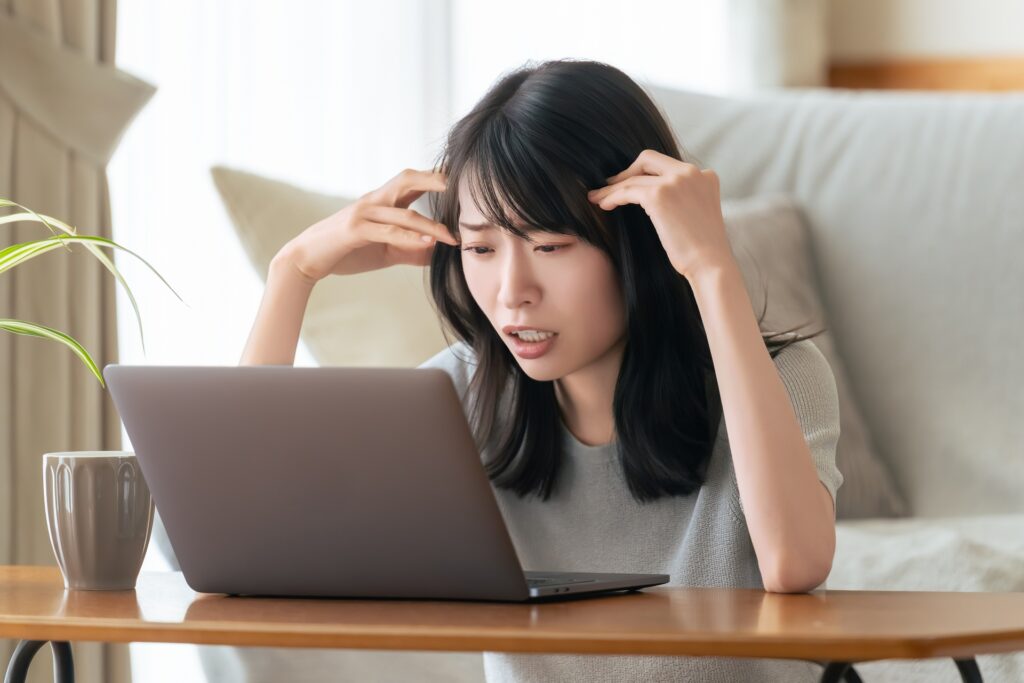 頭を抱える女性