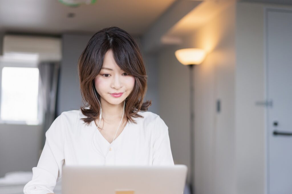 パソコンを操作する女性
