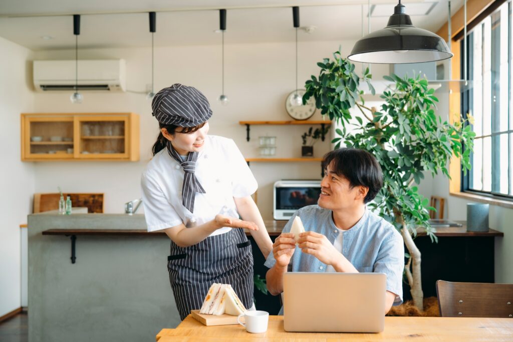 カフェに来た客とウェイトレス