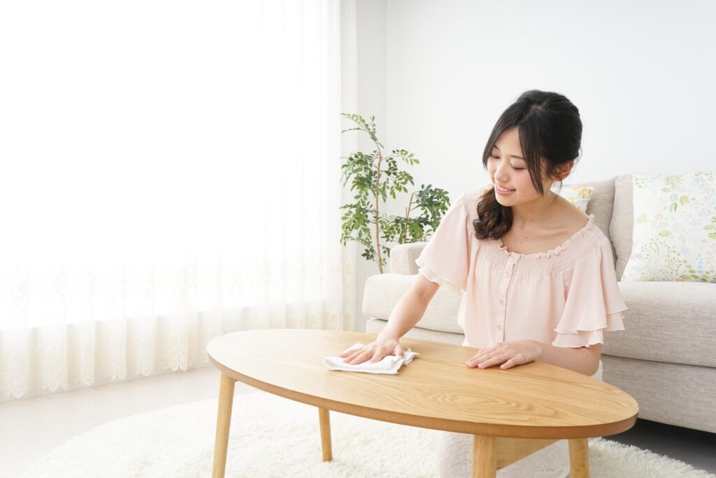 自宅を掃除する若い女性
