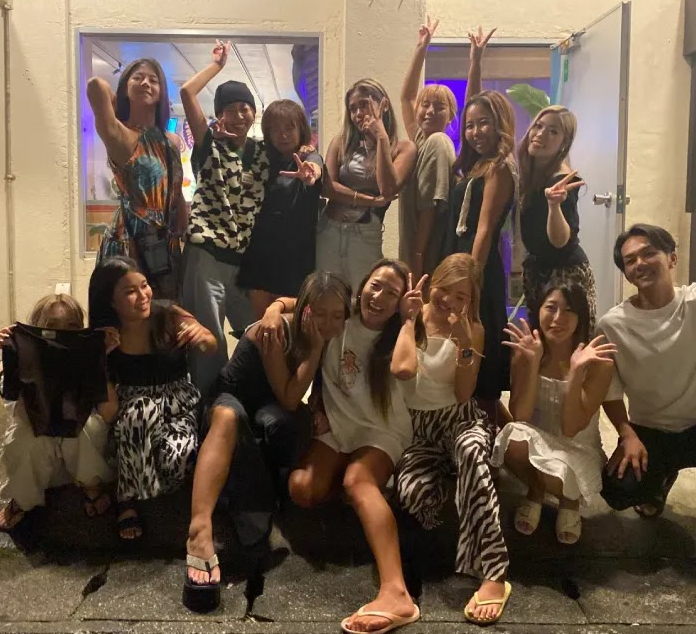 大人数で楽しむ女性