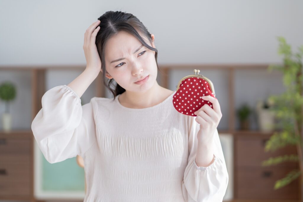 頭を抱える女性