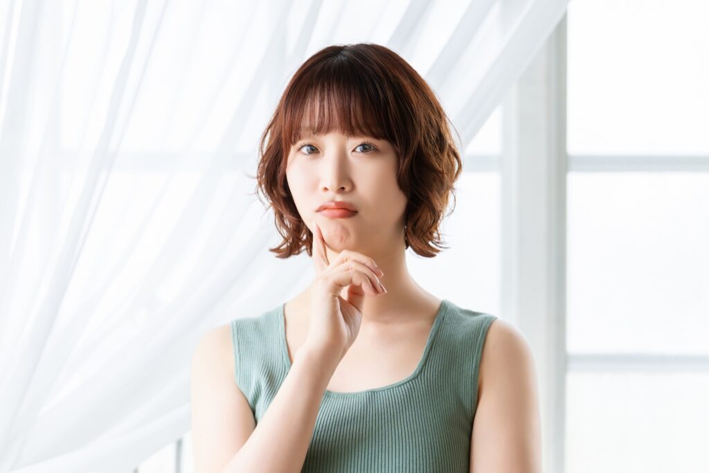 考えごとをする女性・美容イメージ