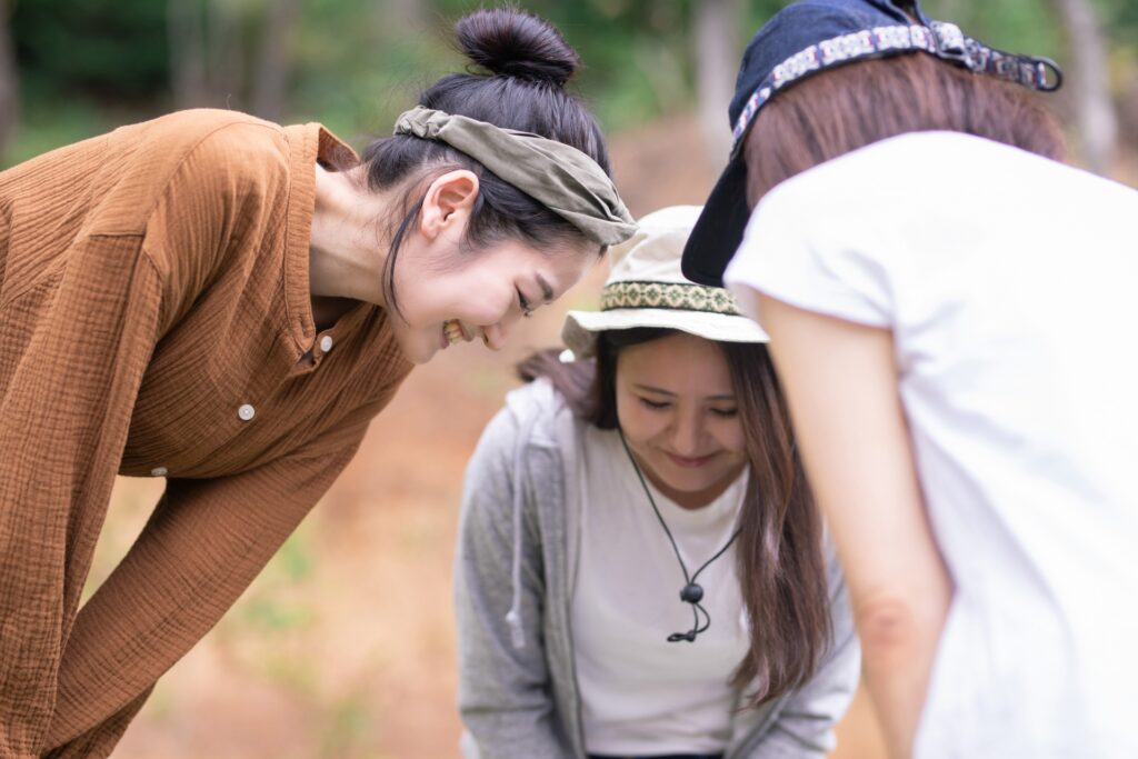 女友達と円陣を組む