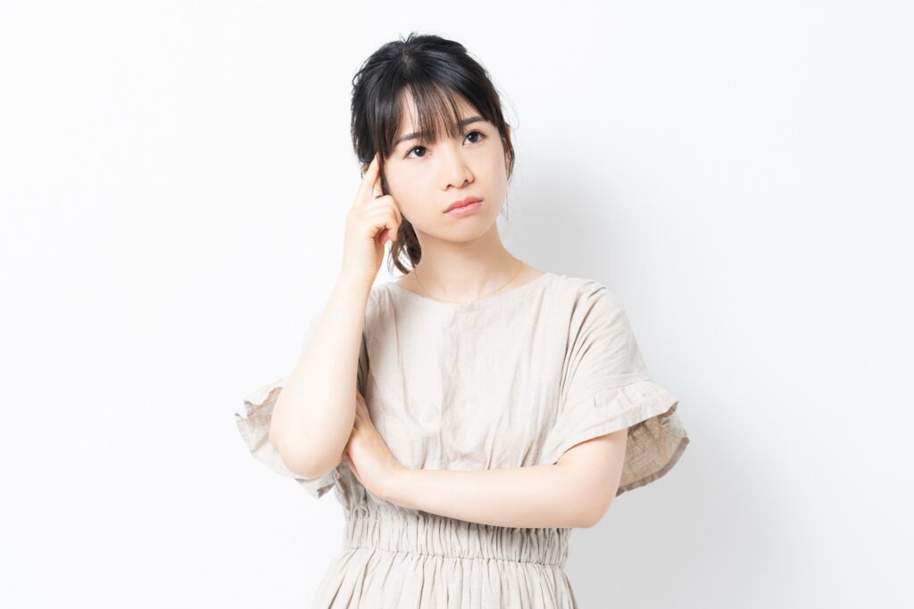 考え事をする若い女性