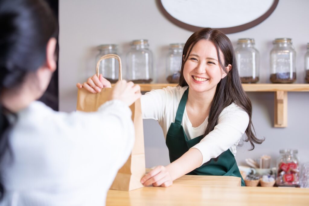 カフェで働く女性