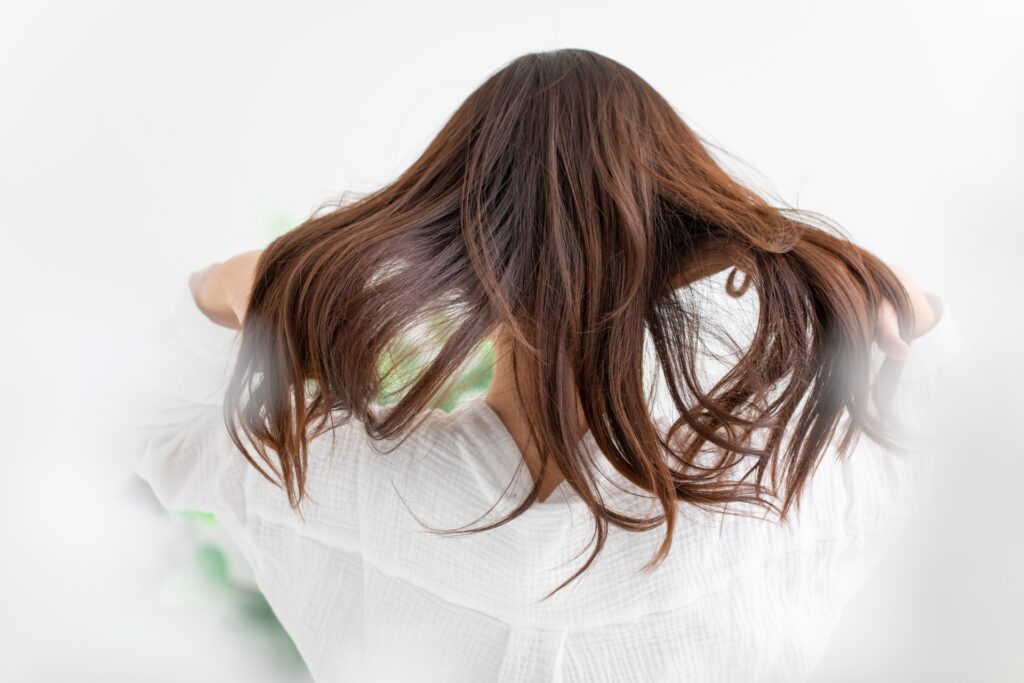 長い髪の女性の後ろ姿