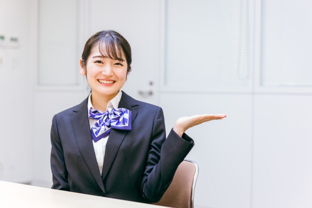 案内する女性