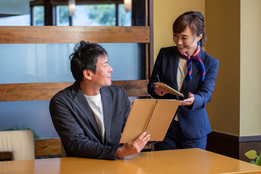 レストランで注文を聞くウェイトレス