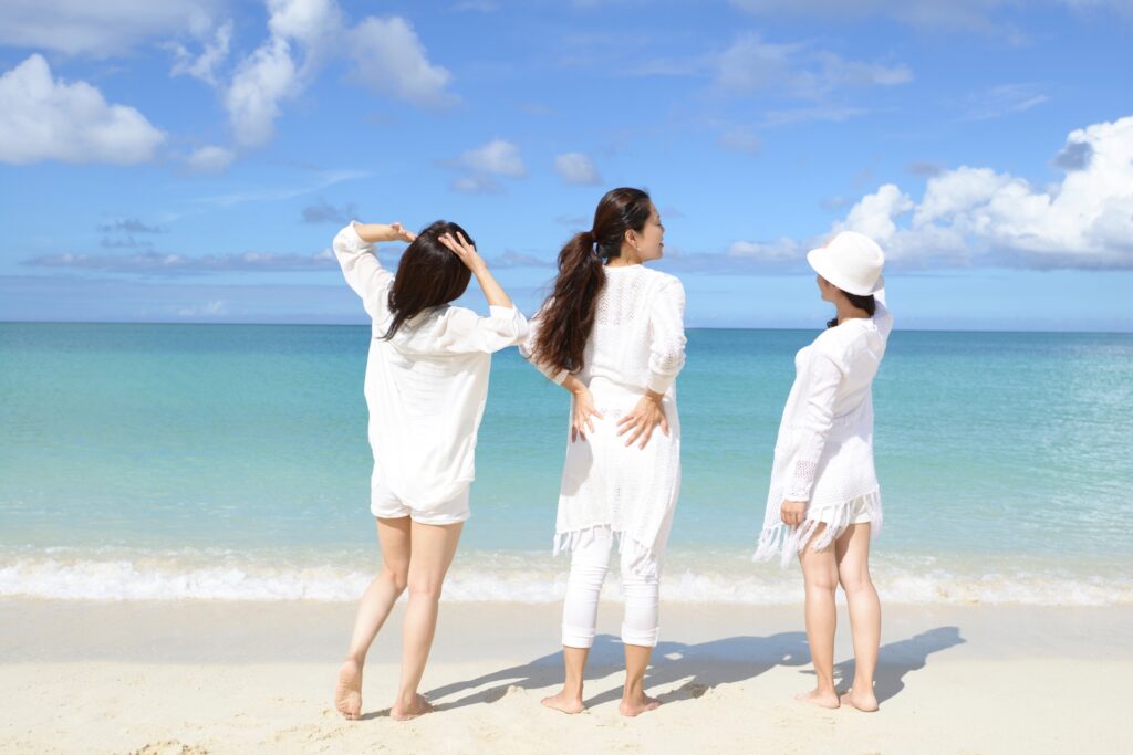 海辺にいる3人の女性