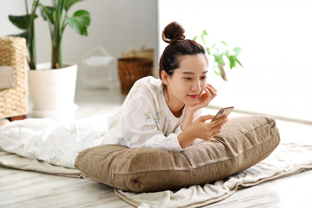スマートフォンを持つ笑顔の女性