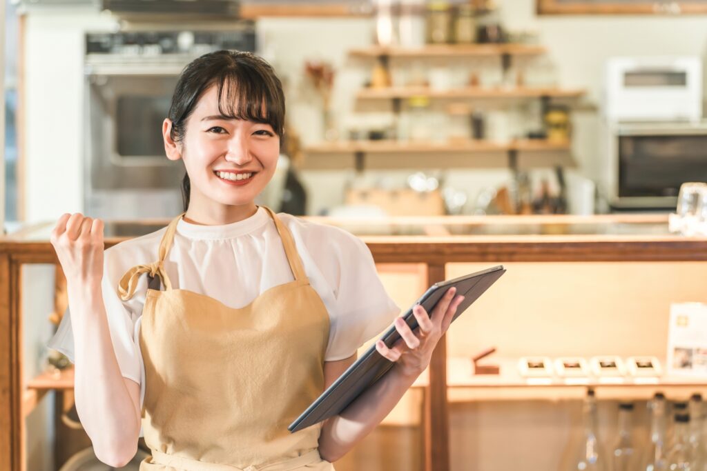 タブレットで注文を確認するカフェスタッフ