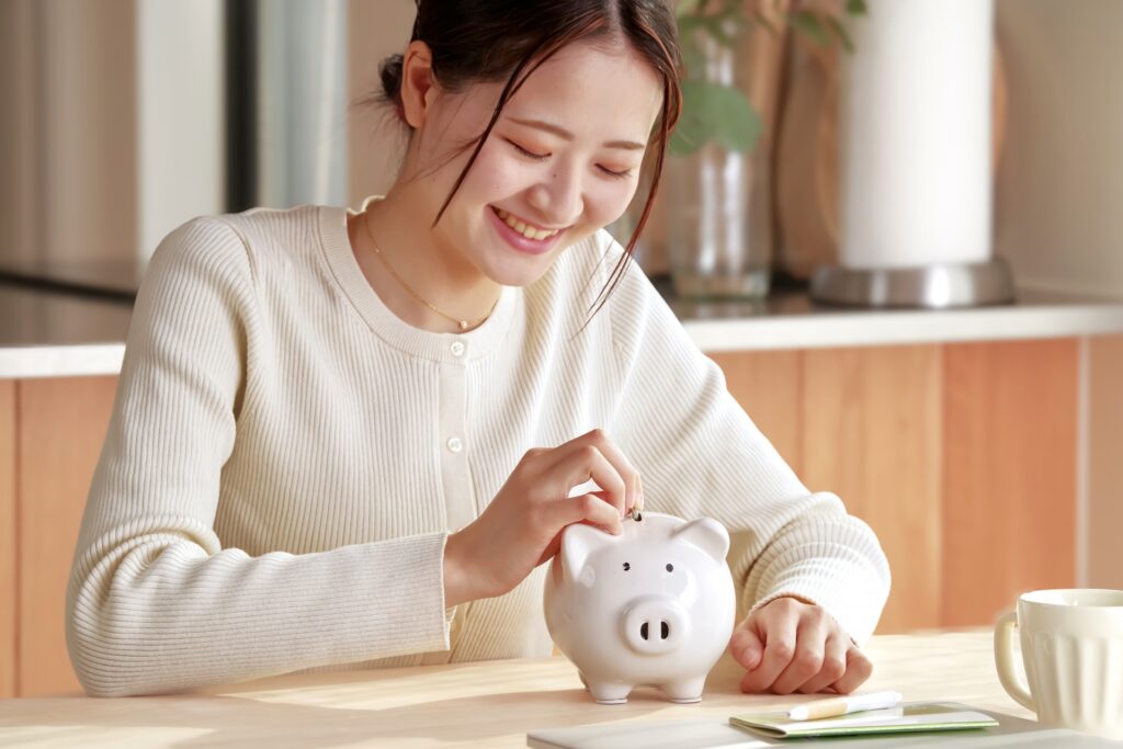 節約や資産形成を楽しむ若い女性のイメージ