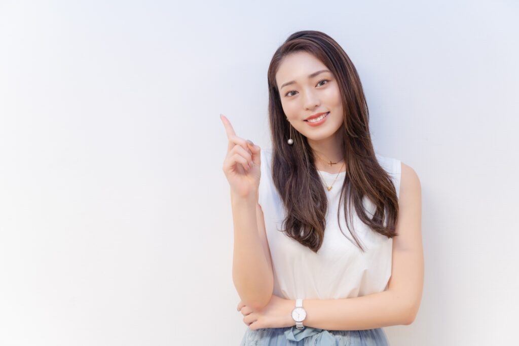 指を立てる女性