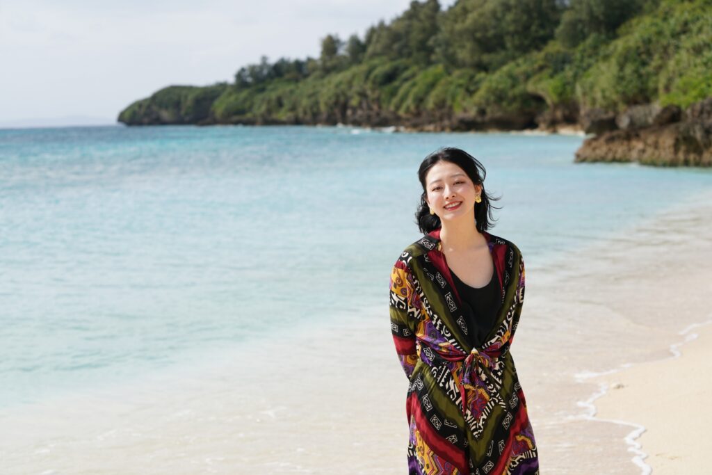 海辺にいる女性