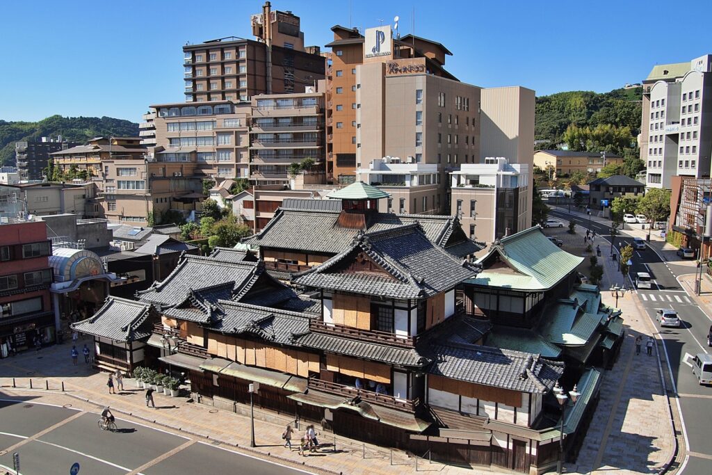 秋晴れの日の道後温泉本館