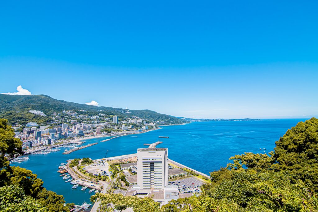 熱海城から見る熱海市街と相模湾 