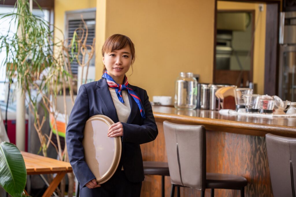 レストランで働くウェイトレス
