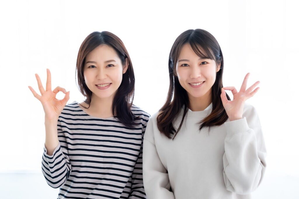 OKマークを作る女性