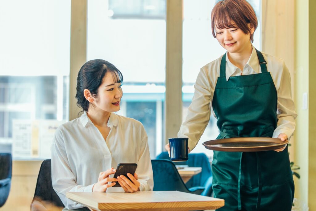 カフェにいるビジネスウーマン