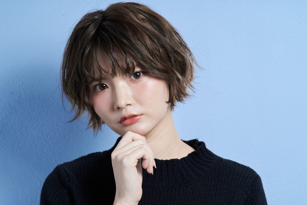 考える女性
