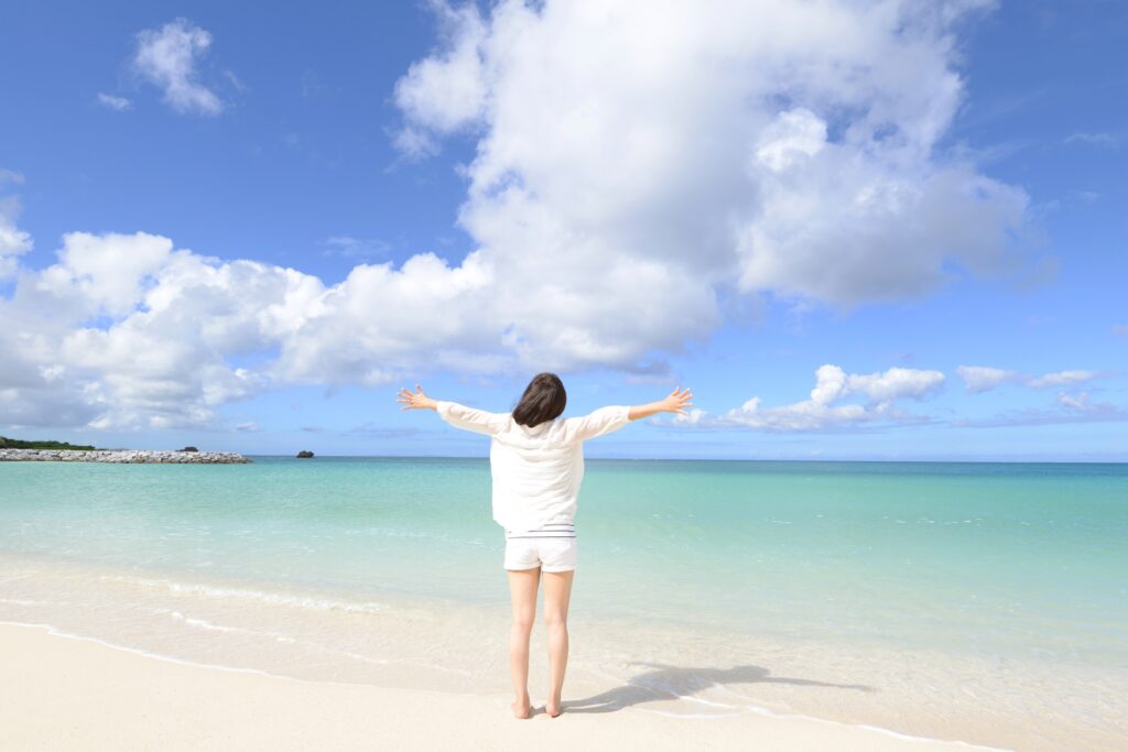 沖縄　女性　綺麗な海　旅行