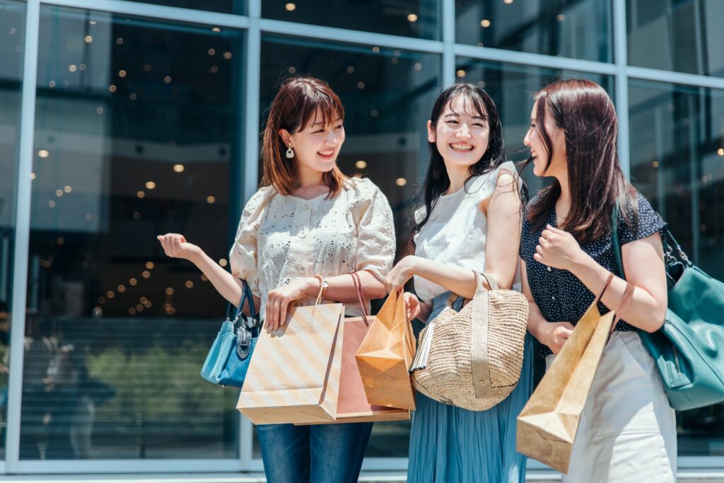 ショッピングを楽しむ女性たち