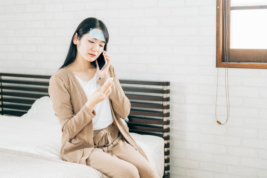 オンライン診療に電話する女性